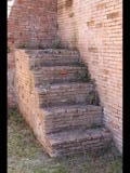 01502 ostia - regio ii - insula vi - casa del soffitto dipinto (ii,vi,5-6) - via della corporazzioni - 3. laden von norden - ostwand  - treppe - suedostecke - 09-2022.jpg